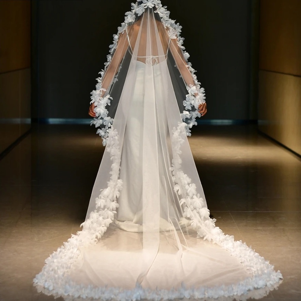 Flower pearls wedding veil